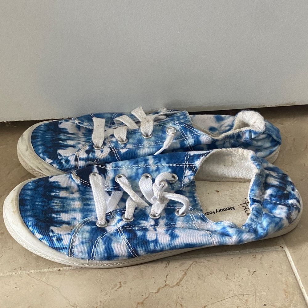 🧡 Women’s ‘Time and Tru’ memory foam blue tie-dye sneakers